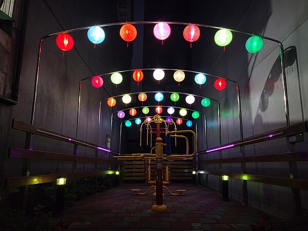 三重區文化南路47巷內有一空地,遭民眾長期囤積垃圾,環境髒亂,惡氣衝天,附近居民苦不堪言,現經整頓後,化身為鄰里小公園。圖/三重區公所提供