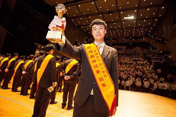 林秉璋退伍後就加入永慶房屋,一年就達成百萬年薪目標,並鼓勵社會新鮮人勇於挑戰自我。圖/永慶房產集團提供