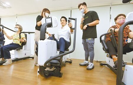 台北市長蔣萬安(中)19日宣布,「台北扶老軟硬兼施居家簡易修繕服務」補助對象將在7月1日放寬,綜合所得稅12%以下長者即可申請。(陳俊吉攝)