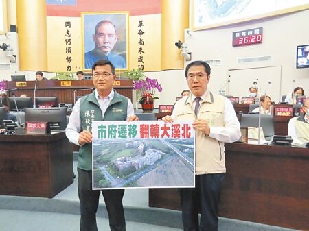 
台南市議員陳秋宏（左）建議新市政中心遷到即將退場的台灣首府大學，還拿出「市政遷移、翻轉大溪北」的看板，請市長黃偉哲（右）簽署承諾納入評估。（洪榮志攝）
