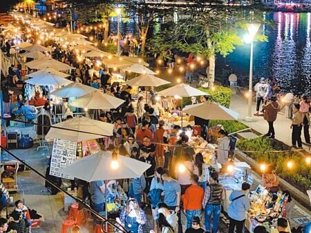 
特色市集興起，假日人潮湧現帶動城市觀光。高市青年局輔導攤車品牌，祭出300萬元輔導金。（柯宗緯攝）
