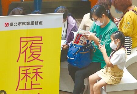 台灣在少子化、高齡化發展下，2030年勞動市場將面臨40萬人力缺口。此為示意圖。（本報資料照片）