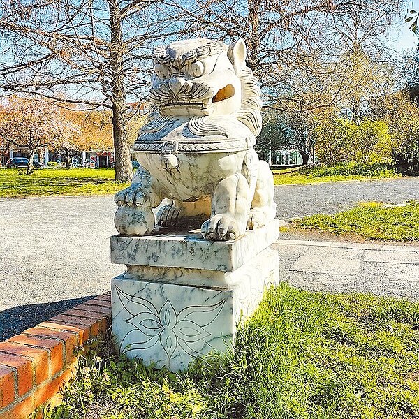 德國波茨坦一座公園裡矗立一對基座刻有「HUALIEN TAIWAN ROC」的石獅子,花蓮縣文化局長信箱收到跨海來信,希望解開石獅子身世之謎。(花蓮縣文化局提供/王志偉花蓮傳真)
