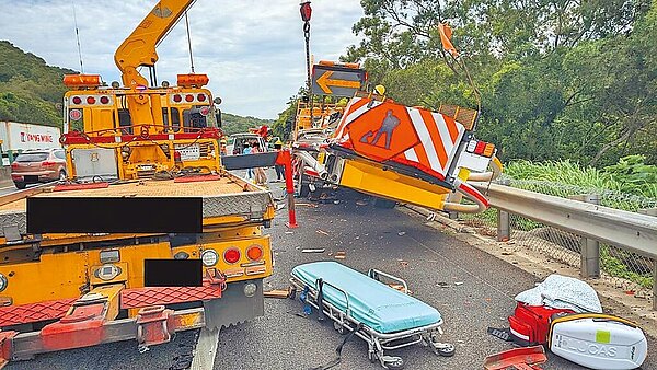 國道3號北上141公里處苗栗通霄路段,19日早上發生死亡車禍,疑似聯結車駕駛精神不佳,衝撞路肩緩撞車與工程車,造成2名作業中的工人傷重不治。(民眾提供/李京昇苗栗傳真)