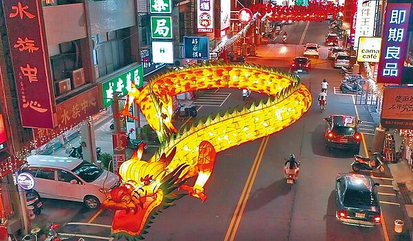 「2023鹿港慶端陽-小鎮光影藝術節」登場,鹿港老街盤旋巨龍裝置藝術,吸引民眾目光。(彰化縣政府提供/吳建輝彰化傳真)