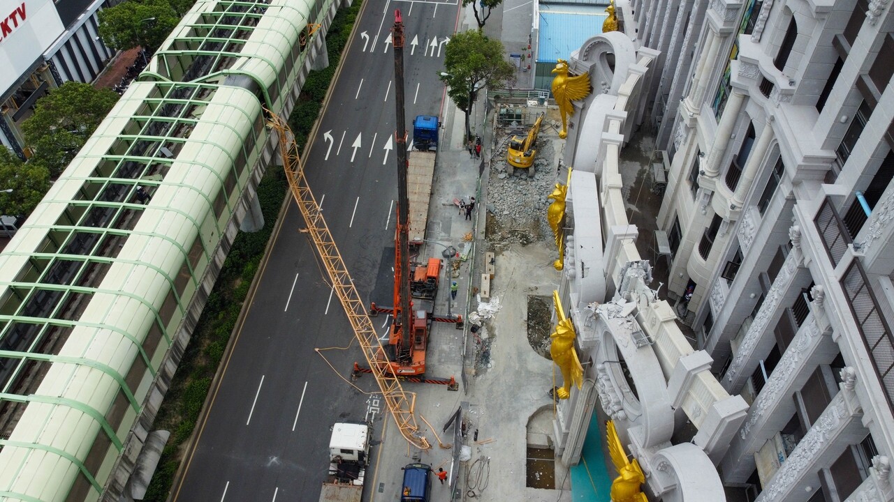 台中捷運綠線上月遭興富發建案吊臂砸中，釀1死10傷。 聯合報系資料照／記者黃仲裕攝影