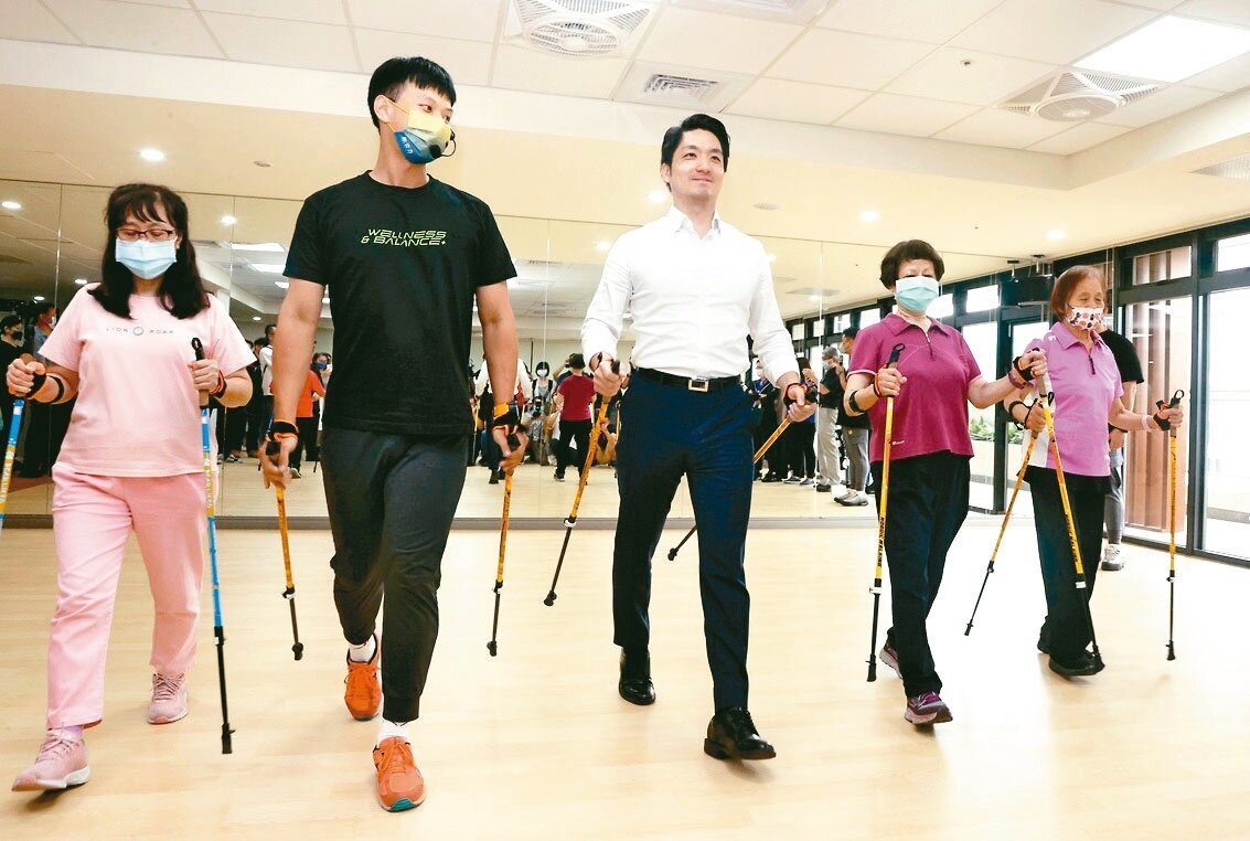 台北市長蔣萬安(中)昨出席廣慈信義老人服務暨日間照顧中心的開幕活動,宣布7月起將擴大老人居家安全修繕補助對象。記者邱德祥/攝影