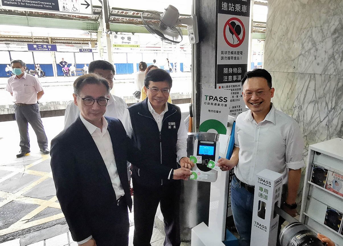 交通部長王國材(右二)、桃園市副市長蘇俊賓(右一)等人視察台鐵中壢站TPASS整備作業。記者曾增勳/攝影