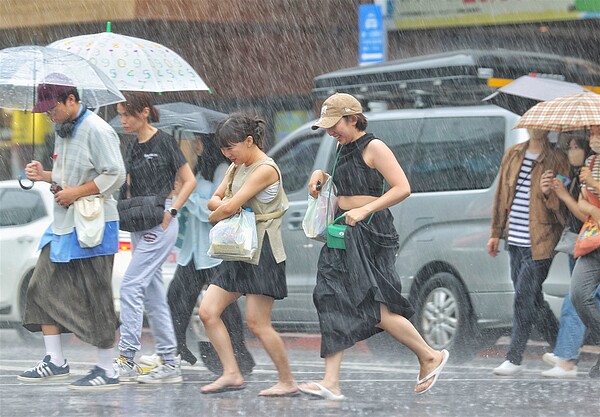 天氣風險公司天氣分析師吳聖宇今天指出，端午連假午後雷雨範圍、雨量擴大。聯合報系資料照