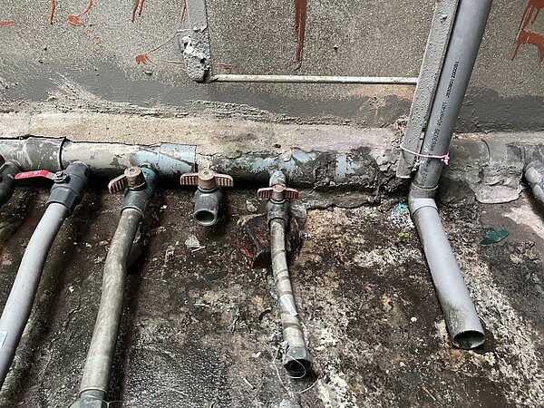 北市某華廈頂樓的水表遭竊,造成部分住戶無水可用,幸好當日修繕後恢復供水。記者蕭雅娟/翻攝