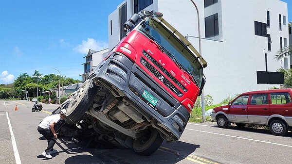 天坑初估是因為道路下的排水箱涵老舊所致，後續相關單位協助吊離車輛，並填補路面。圖／市議員林依婷提供