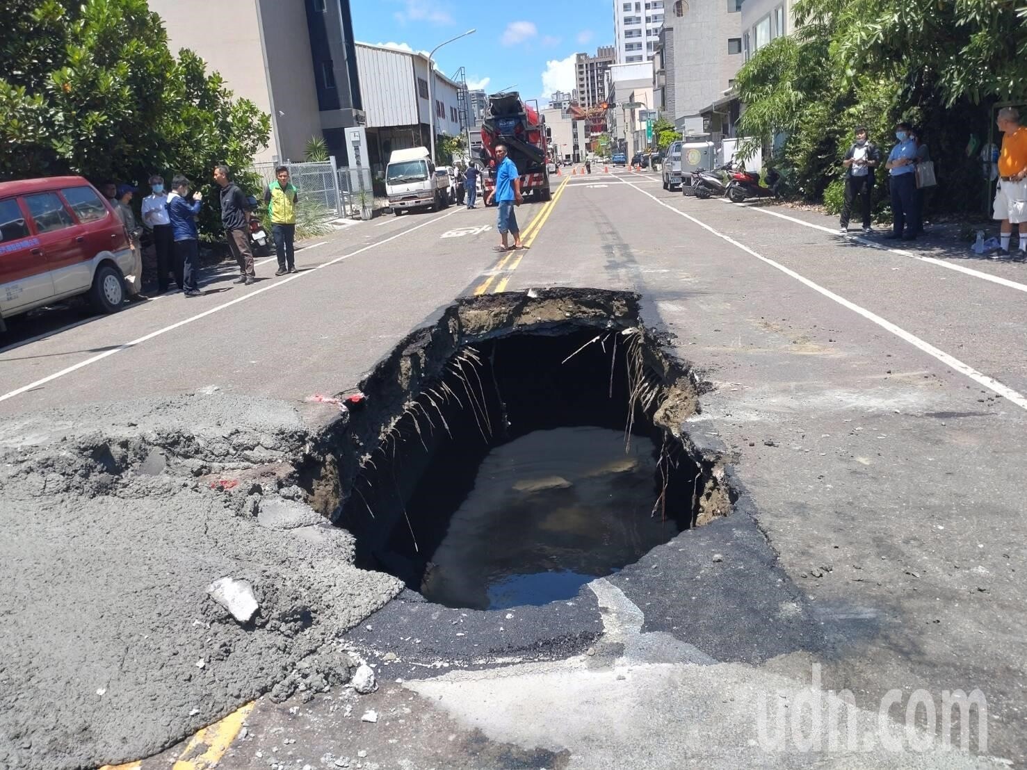 台南市安平區府平路靠近億載金城的路段，今天因雨水箱涵頂板老舊，預拌混凝土車壓過造成路面下陷，出現大坑洞。記者鄭惠仁／攝影 