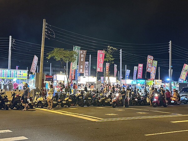 嘉市新開幕規模最大湖美夜市違法營業挨罰明起停業,端節連假少1處夜市。圖/聯合報資料照片