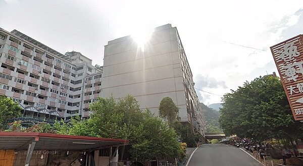 台東知名的知本溫泉觀光區的逸軒大飯店，業者欠下數百萬元房屋稅及地價稅，上百間溫泉套房遭法拍。圖／google map