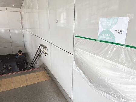 台北捷運公司規畫8月於全系統117個車站設置「共享傘」服務,民眾可甲處借乙地還。(張立勳攝)