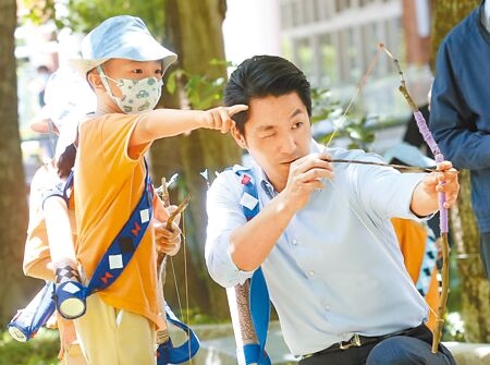 
台北市長蔣萬安（右）20日參觀幼兒STEAM創思中心，在學童指導下練習射箭，他並宣布，8月將推出私幼教育扶助差額補助方案，家長最高可獲每學年5萬2000元補助。（范揚光攝）
