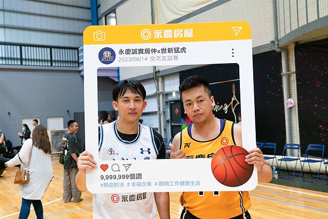 陳將双(圖左)分享,永慶明星隊表現超乎預期,比賽剛開始就被投進三分球,所以他也有拿出實力跟明星隊對打。