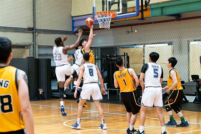 打破業務沒時間運動的刻板印象,永慶明星隊表現超乎預期,與陳將双、張俊生與庫克PK球技。