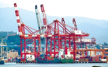 2023年IMD世界競爭力排名，台灣居第6名，但「經濟表現」從第11名滑落至第20名。圖為基隆港貨櫃碼頭。（本報資料照片）