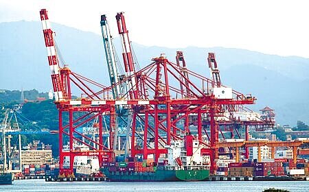 2023年IMD世界競爭力排名,台灣居第6名,但「經濟表現」從第11名滑落至第20名。圖為基隆港貨櫃碼頭。(本報資料照片)