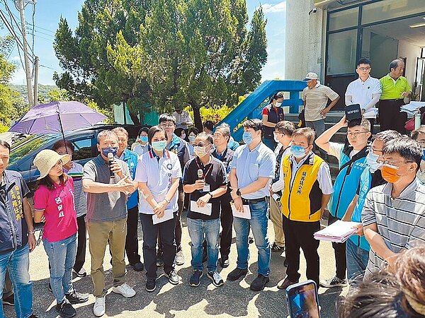 立委林為洲（左三）召集相關單位到關西淨水場商討鳳山溪遭汙染議題，並聽取民眾意見。（林為洲團隊提供／邱立雅竹縣傳真）