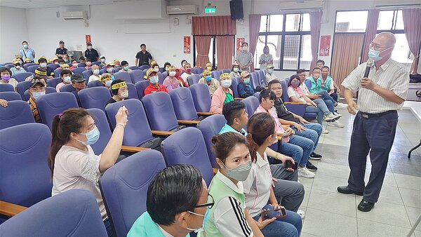 彰化縣永靖鄉第六公墓出租「種電」,周邊居民組自救會反對,昨到鄉公所抗議。圖/反對太陽光電自救會提供