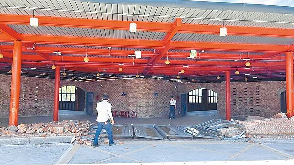 新北市金山中繼市場從2021年12月完工至今尚未正式啟用,20日卻發生門口圍牆突然倒塌,議員張錦豪痛批根本是豆腐渣工程。圖/新北市議員張錦豪辦公室提供