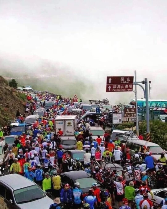 2011年在假日辦合歡山武嶺單車賽的塞爆畫面。圖／聯合報系資料照，仁愛警分局提供
