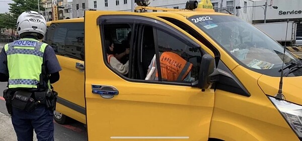 台中市警方,持續在違規熱點,稽查計程車載客情形。圖/交通局提供