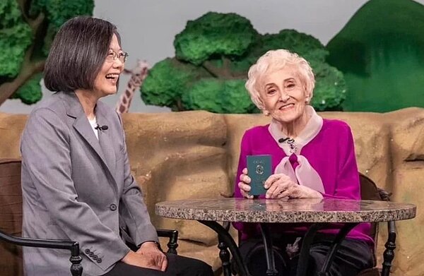 九十六歲的「空中英語教室」創辦人彭蒙惠(右)正式成為台灣人,蔡英文總統將中華民國護照送到她手中。圖/取自蔡英文臉書
