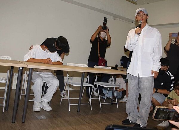 炎亞綸現身記者會道歉。(圖/粘耿豪攝)