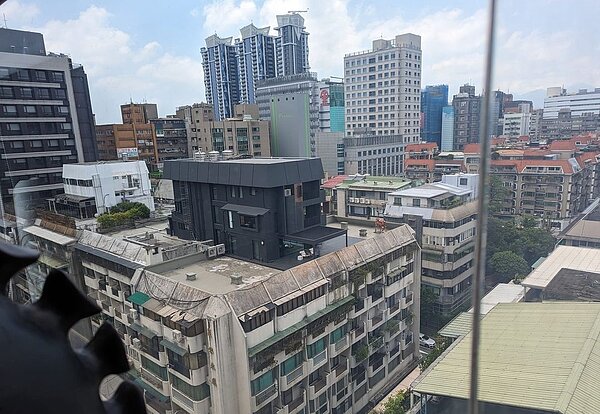 中古華廈頂樓出現竟小透天奇景，屋主身分竟是歌手崔苔菁。圖／截自臉書社團「路上觀察學院」