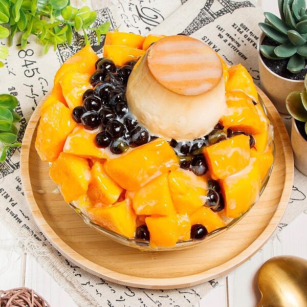 良品冰室的夏季熱門冰品「芒個布停」用料實在，有學生點了之後說「不知從何下手」。圖／翻攝「良品冰室」臉書粉專