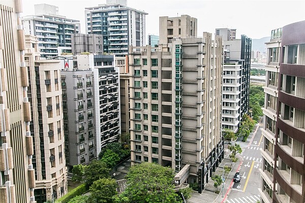 價格拉鋸戰!全台6月交易量續減 專家曝主因 許多人下雨天不愛出門,永慶房產專家提醒,針對有購屋計畫的人來說,溼答答的天氣反而是看屋的好時機。圖/永慶房產集團提供