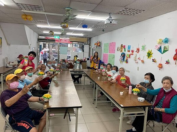 南港區新富里許睦燦里長安排摺紙課DIY的課程活動。（圖／南港樂生活Ｘ有你有我）