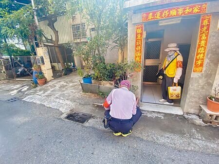 台南本土登革熱累計已達21例,病例多數集中在仁德區,疫情熱區的仁德區成功里21日持續進行家戶化學防治作業。(曹婷婷攝)