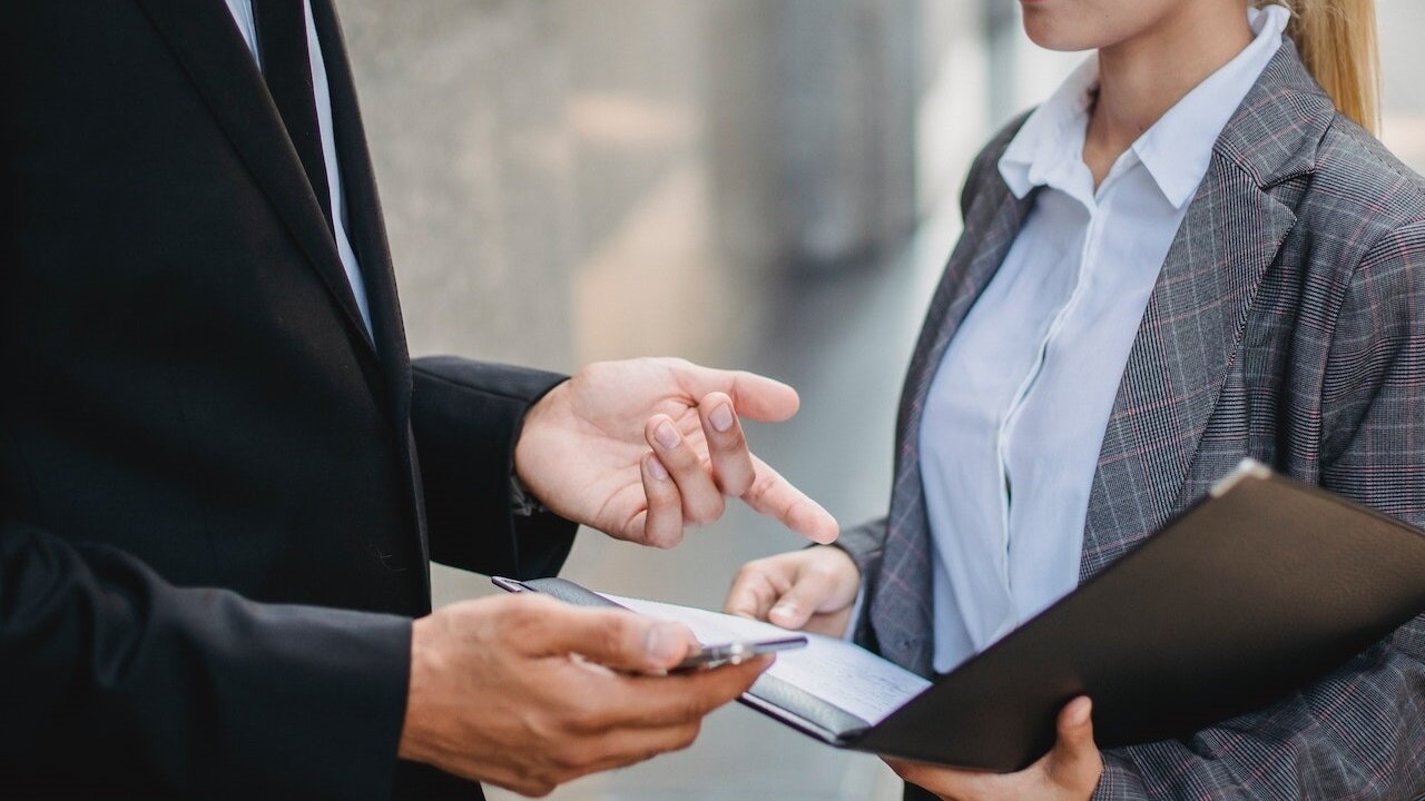 ▼原PO發現仲介說的賣方底價比實登高出不少,想了解是否還有議價的機會。(示意圖/取自<a href="https://www.pexels.com/zh-tw/photo/4963438/">Pexels</a>)