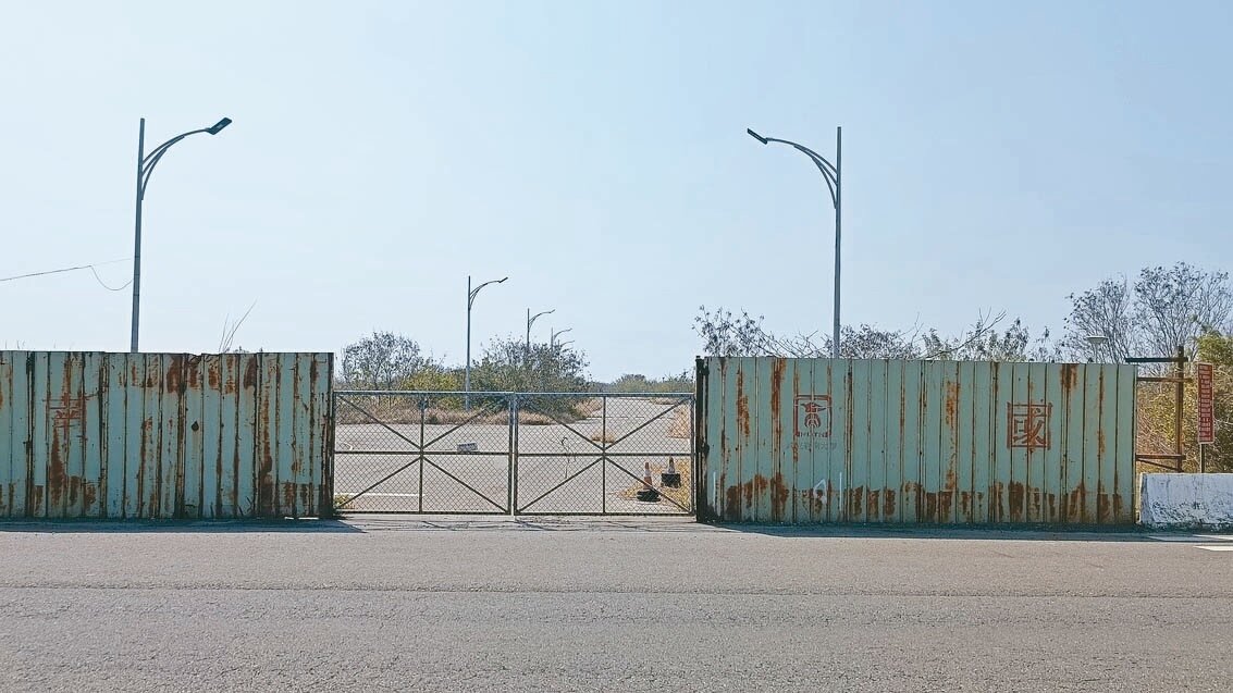 台南大學七股校區大門架設圍籬,平日大門深鎖,內部路燈及道路等公設設施已完成。本報資料照片