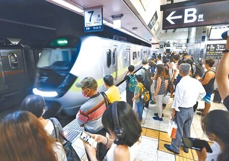 端午節4天連假今展開,21日傍晚下班時間,台北車站陸續出現返鄉人潮。(陳信翰攝)