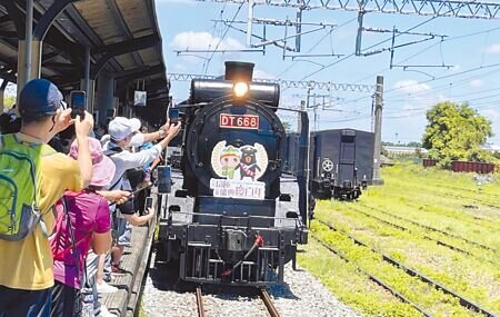 
南投縣敬老愛心卡7月1日起開放搭乘火車，每趟最高補助150元。台鐵指稱敬老愛心卡比照電子票證乘車營運規定，不能搭乘觀光列車等其他專屬性列車。（楊靜茹攝）
