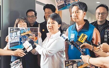 
台中市長盧秀燕21日宣布，台中敬老愛心卡7月1日起可搭台鐵，單趟上限可用30點（元）。（張亦惠攝）
