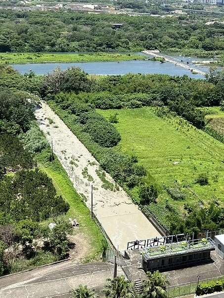 建商涉嫌偷排泥漿水，導致新竹縣頭前溪變成「牛奶河」。圖／取自臉書竹北大小事
