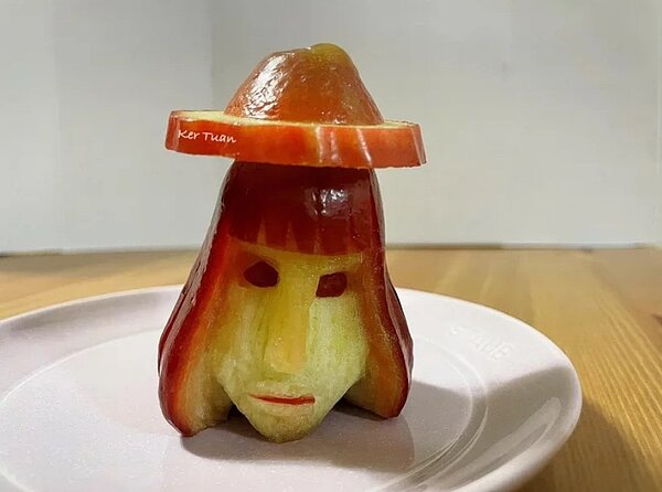 段文珊花了1小時把蓮霧刻成臭臉人,像極了日本卡通小丸子裏的野口,網友們紛紛回應太強了。圖/截取自網路Facebook平台我愛Staub鑄鐵鍋社團