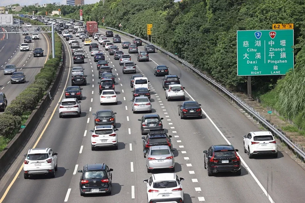 端午連假第1天,高速公路國1、國3南下部份路段實施高乘載管制措施降低車流,但連假出遊人潮眾多,大溪、高原路段一早依舊車流龐大,車速緩慢。記者杜建重/攝影