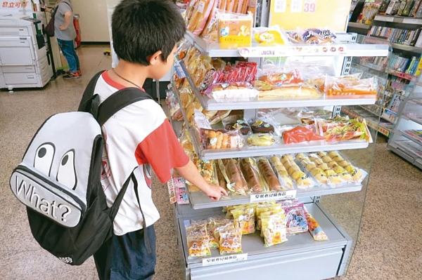 新北市學生7月由教育局將「幸福晨飽早餐補助計畫」每餐補助金額由33元提高至40元,國中小寒暑假低收入戶學童午餐補助由每餐50元提高至60元。圖/教育局提供