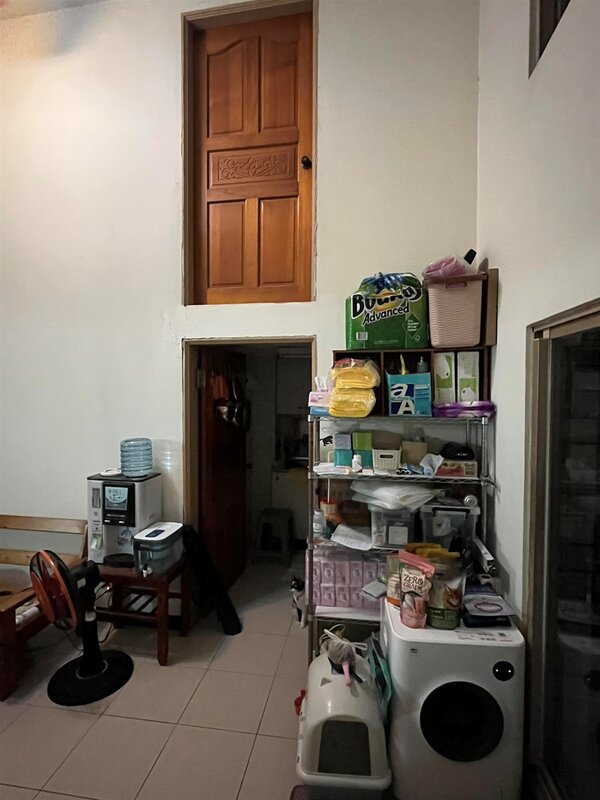 網友貼出自家透天照片，爸爸為了用空間做出「門上門」倉庫。圖／摘自臉書社團「裝潢DIY研究室」