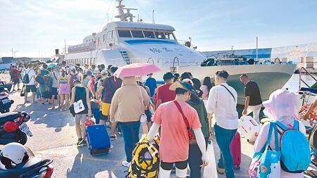 端午連假首日，有6000人打算前往蘭嶼、綠島，台東富岡漁港遊客爆滿。（蔡旻妤攝）