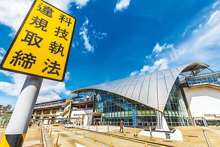 高鐵新竹站去年3月執行科技執法後，大幅改善站前的交通亂象。（羅浚濱攝）