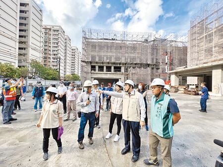 台南市長黃偉哲（右二）帶隊巡查疫情熱區仁德區附近建築工地的登革熱防治措施。（洪榮志攝）