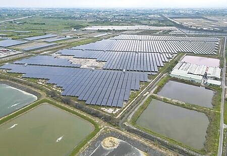 政府力拚綠能,台南七股地區許多魚塭已覆蓋大片太陽能光電板。(黃子明攝)